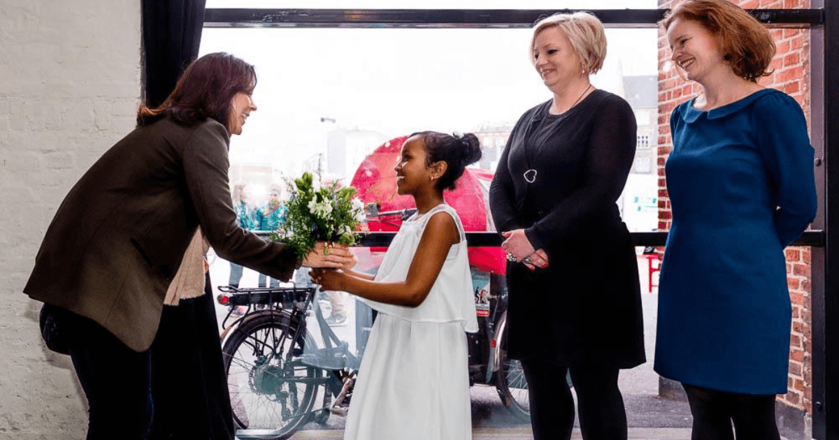 Sara Hassan på 8 år tog imod Kronprinsessen sammen med formand for Folkehøjskolernes Forening Lisbeth Trinskjær og Sundheds- og Omsorgsborgmester i Københavns Kommune Ninna Thomasen.