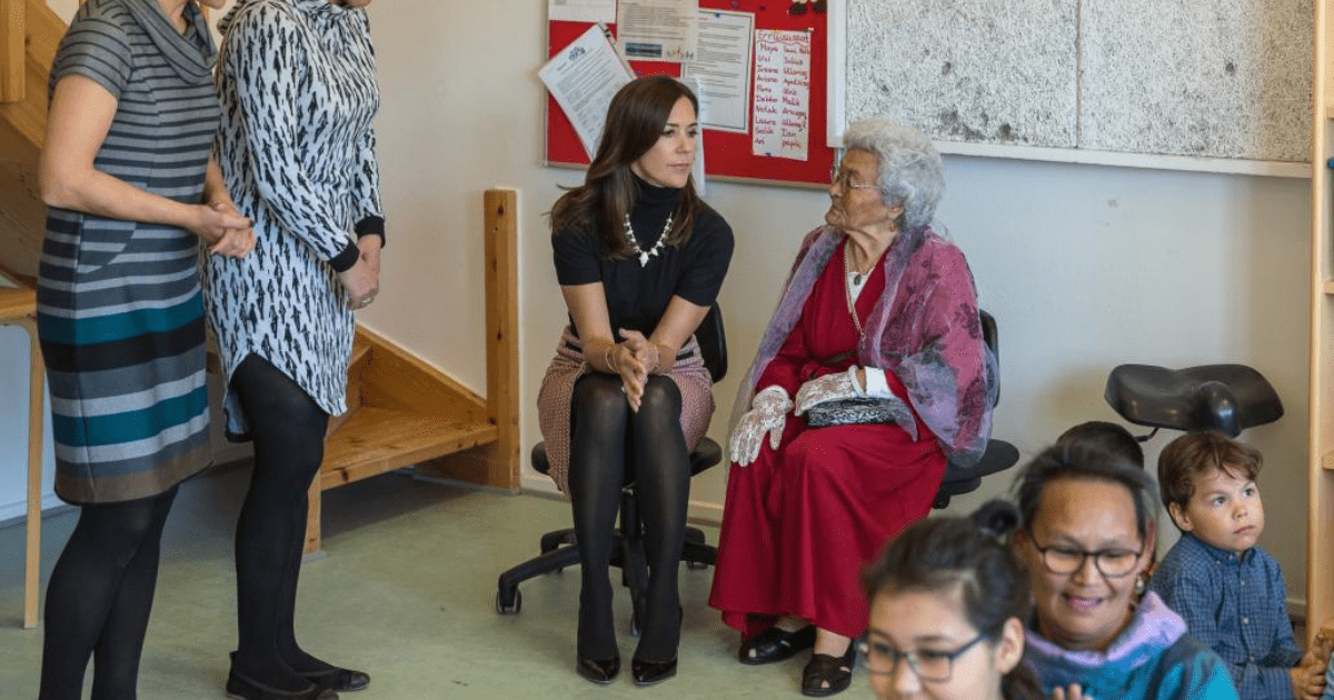 Kronprinsessen mødte også en ældre kvinde fra det "venskabsplejehjem", som Sikkersoq samarbejder med. De ældre plejehjemsbeboere besøger børnene og omvendt - til glæde for alle parter.