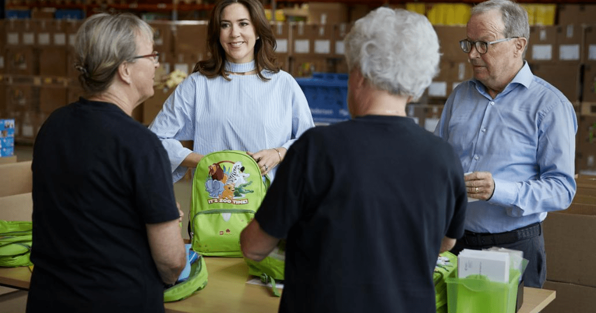 Kronprinsessen pakker rygsække med pensionerede LEGO-medarbejdere