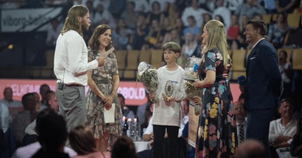 Kronprinsessen og Mikkel Hansen overrækker Antibulli-prisen
